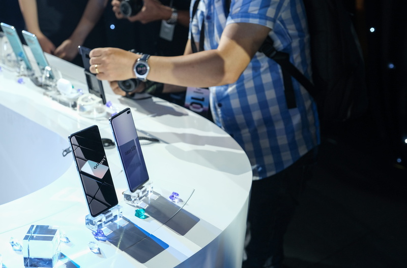 finger, electronics, group of people, clinic, standing, galaxy s10, lcd screen, screen, midsection, women, human, hand, displays, adult, incidental people