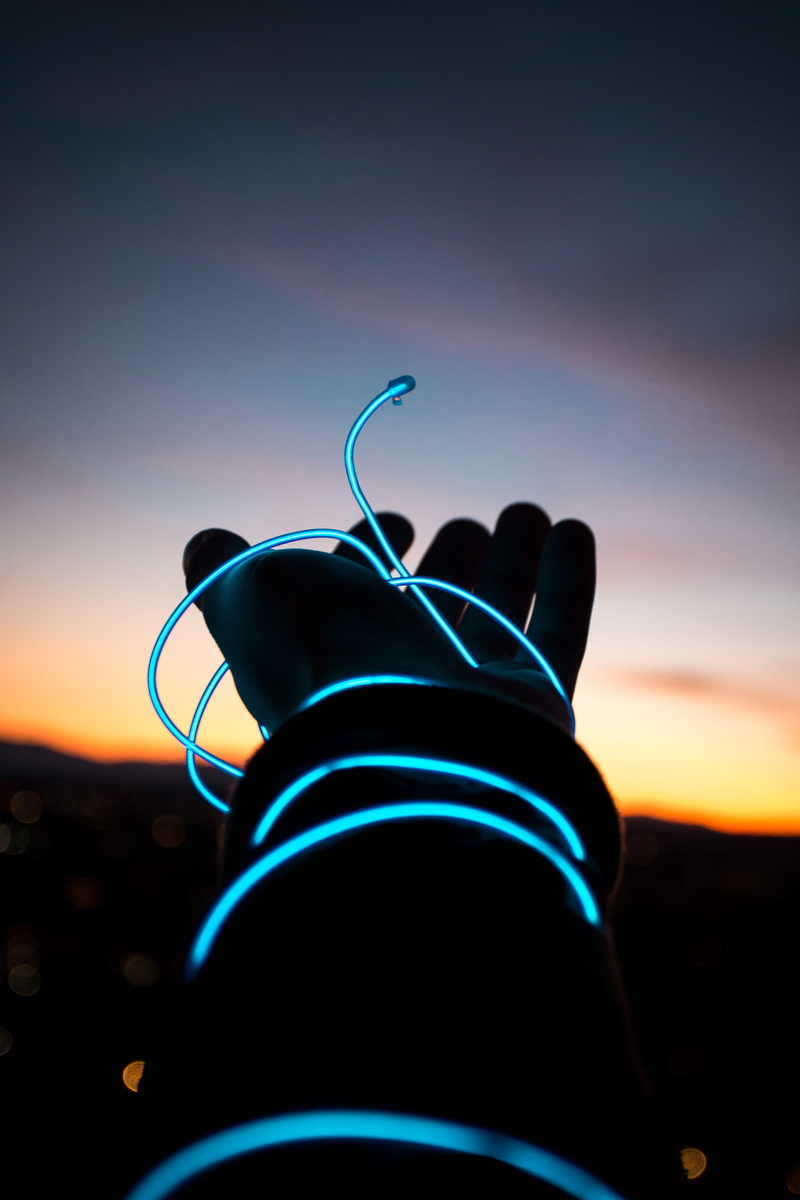 lens flare, no people, sunset, left, wearing, outdoors, beauty in nature, person, low angle view, focus on foreground, sunlight, sky, dark, light, close-up