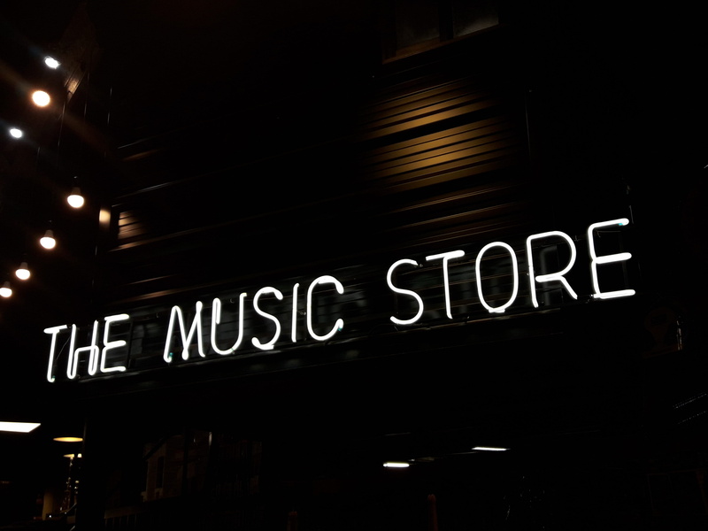 4K, western script, facade, direction, building exterior, new York City, store, sign, architecture, photo, capital letter, low angle view, neon, illuminated