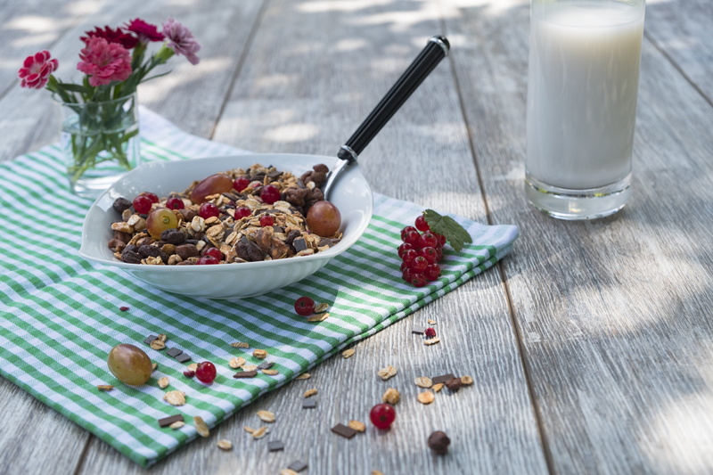 currants, kitchen utensil, grape, dine, traeuble, 5K, Muesli, Eat, Cornflakes, milk, spoon, breakfast cereal, fruit, gout berry, indoors, wood - material