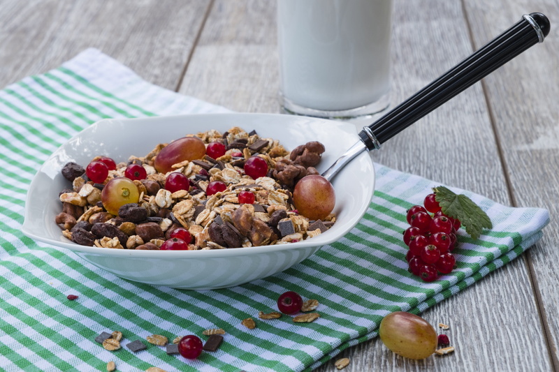 freshness, traeuble, breakfast cereal, bowl, food, berry fruit, Eat, spoon, grape, dine, no people, crockery, ribes, indoors, dairy product, ceramic, vegetarian