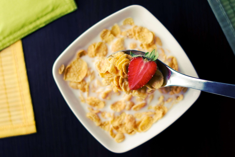 morning, spoon, ready-to-eat, indoors, 2K, meal, kitchen utensil, wellbeing, breakfast, berry fruit, breakfast cereal, corn flakes, bowl, cornflakes, close-up