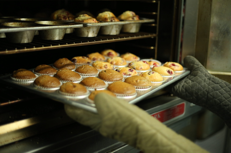 mitt, oven mitt, oven gloves, retail display, sweet, preparing food, selective focus, oven, cake, temptation, sweet food, food and drink, preparation, food
