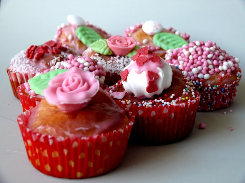 cupcake holder, dessert, icing, no people, 2K, topped, freshness, six, cupcake, floral, unhealthy eating, baked, calories, close-up, garnish, delicious
