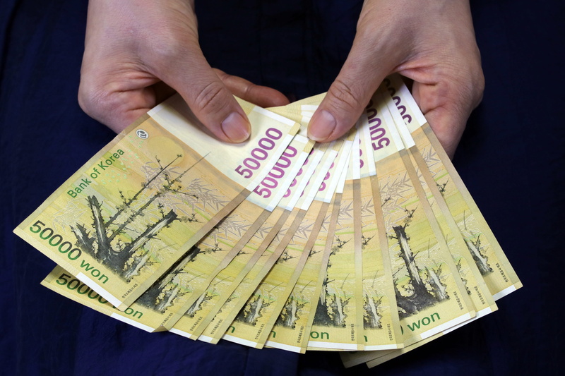 text, funds, business, hand, payment, cash, shares, calculation, one person, finance, korea money, savings, shopping, paper currency, republic of korea