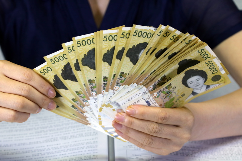 focus on foreground, business, bank, calculation, right now, paper currency, indoors, shares, bills, market, cash, 5K, economy, payment, arts culture and entertainment