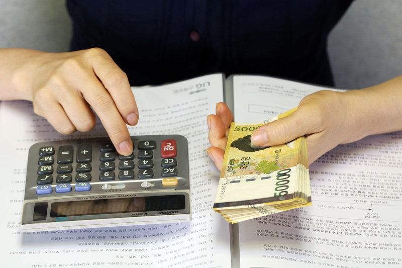 close-up, economy, indoors, investment, calculation, cash, communication, midsection, technology, payment, holding, paper, korea money, adult, funds, 5K