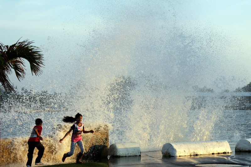 real people, frozen water, men, mexico, niños jugando con el agua, 4K, day, agua y vida, water, women, group of people, water splashing, water and life