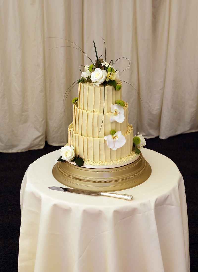 wife, food, engaged, white color, wedding ceremony, function, fashion, indulgence, affair, knife, icing, marry, 2K, wedding cake, engagement, traditional