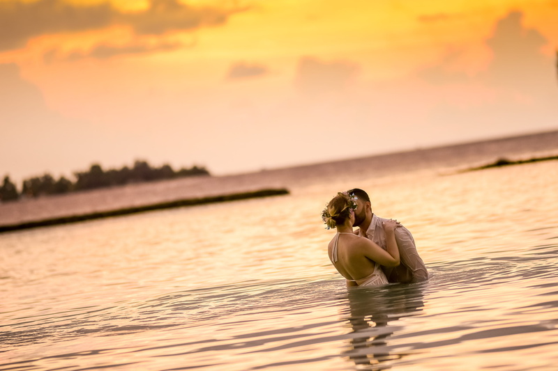 summer, 4K, maldives, couple, vacation, affair, ocean, leisure, sun, animals in the wild, evening, recreation, sky, outdoors, island, woman, sea, love