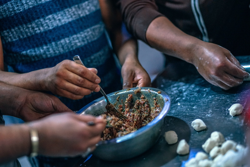 sum, board, preparation, men, sauce, food and drink, human hand, cook, lifestyles, pastry, appetizer, chef, kitchen utensil, indoors, 5K, finger, lunch