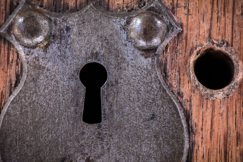 key, close-up, circle, wall, door, wood - material, rusty, 5K, table, weathered, old, closed, design, castle, no people, directly above, textured, antique