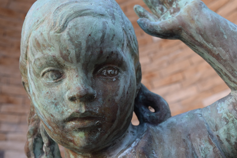 wood - material, face, head, animal wildlife, mammal, craft, art, sculpture, primate, day, bronze statue, figure, girl, creativity, artwork, human representation