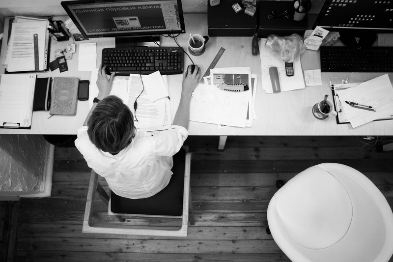casual clothing, desk, seat, rear view, lifestyles, person, computer, business, working, company, directly above, real people, job, 4K, black-and-white