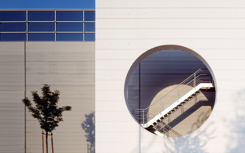 white color, grid, air duct, day, wall - building feature, close-up, electric fan, 1080P, architecture, window, outdoors, no people, building, fan, blinds