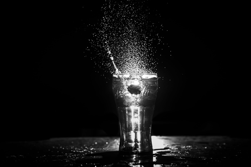bubbles, drinking glass, food and drink, h2o, focus, water, splashing, 4K, dark, drinking, droplets, light, freshness, clear, drink, drop, indoors, liquid