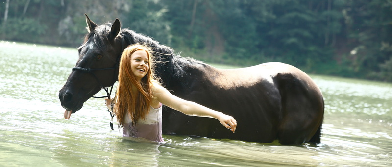 horse, laughing, 5K, redhead, women, wet