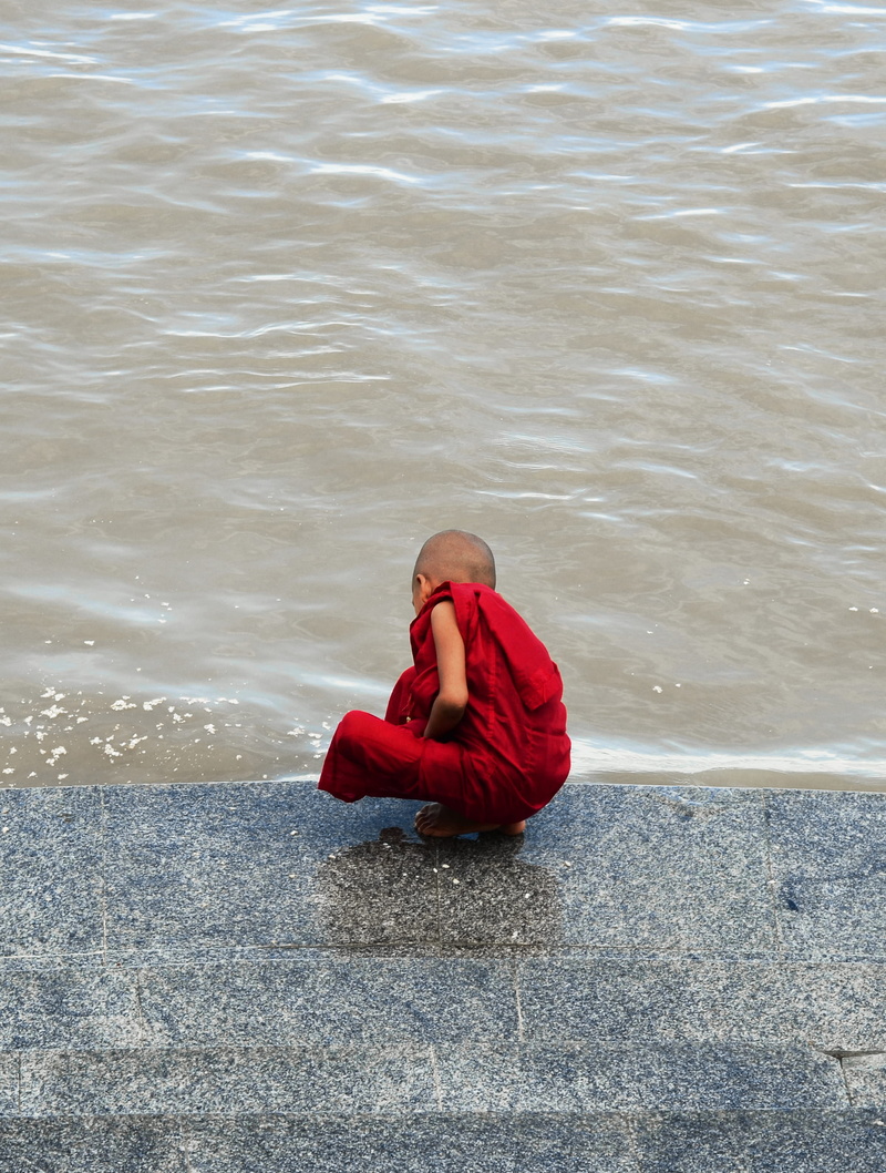 one person, sitting, culture, real people, relaxation, 2K, leisure activity, buddhist, outdoors, myanmar, lake, men, single, monk, playful, water, tradition