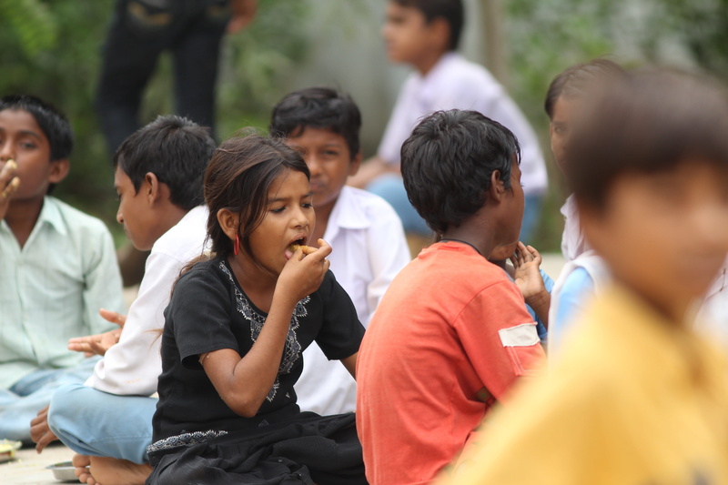togetherness, day, ahmedabad, men, children, eating, people, poor, childhood, 5K, pre-adolescent child, selective focus, group, women, teenager, outdoors