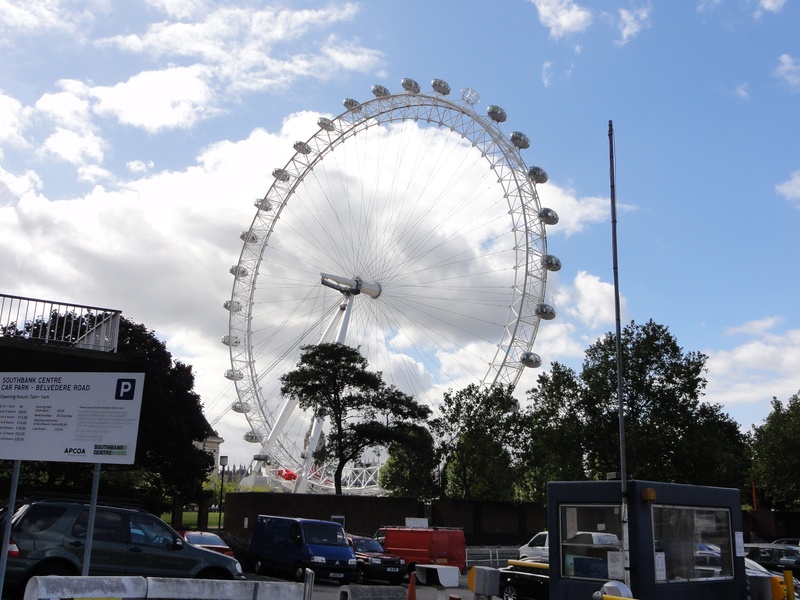 motor vehicle, amusement park ride, sky, big wheel, transportation, arts culture and entertainment, building exterior, mode of transportation, plant, architecture