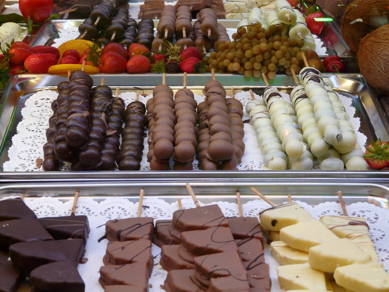for sale, schokospiess, market stall, no people, juicy, fruity, chocolate, sticks, festival, chocolate spit, freshness, day, year market, milk chocolate