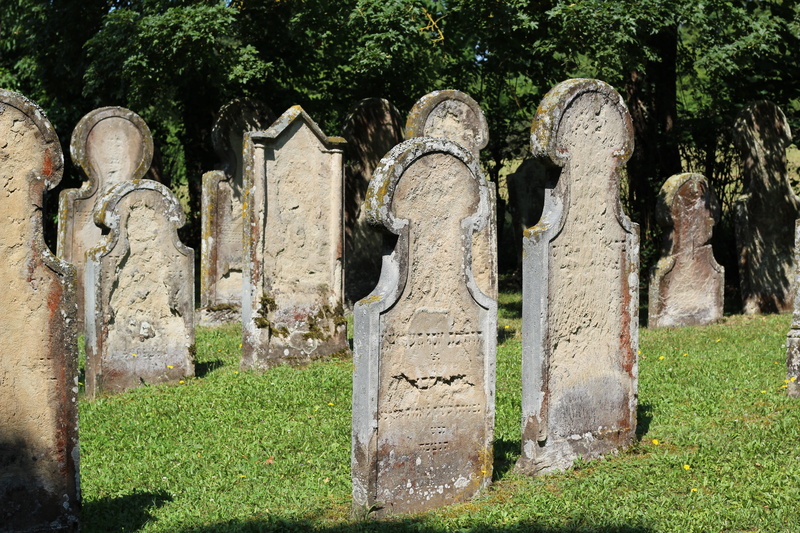 grass, day, resting place, craft, the past, old ruin, rock carving, creativity, deterioration, jewish cemetery, built structure, outdoors, old cemetery