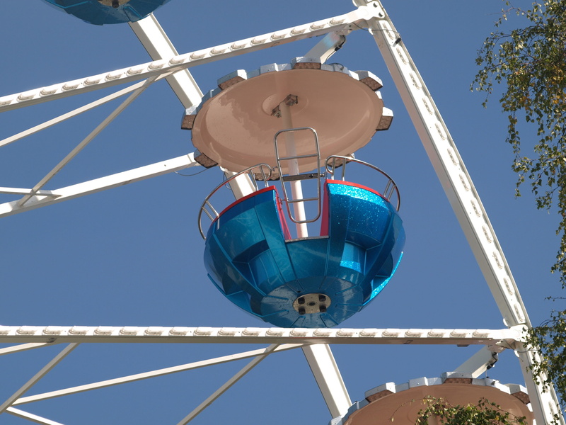 sunny, transportation, amusement park, nature, ferris wheel, fun, technology, fair, sunlight, built structure, blue, metal, year market, low angle view