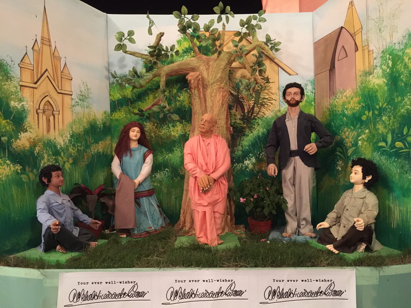 females, text, women, Diorama, 2K, mid adult, males, plant, representation, adult, child, front view, outdoors, tree, cultures, Leadership, leadership sanga