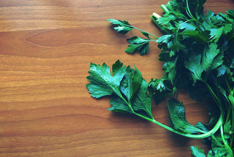food, vegetable, coriander, cilantro, wood, 2K, wood - material, healthy eating, parsley, food and drink, high angle view, freshness, wood grain, italia
