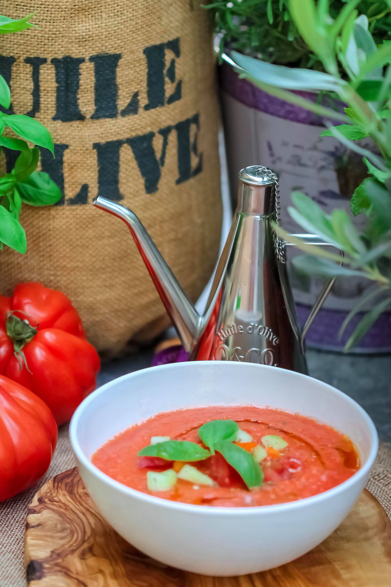 table, sauce, vegetable, ready-to-eat, tomato, garnish, plate, herb, food and drink, food, olive oil, spice, bottle, bowl, bag, switzerland, montreux, green