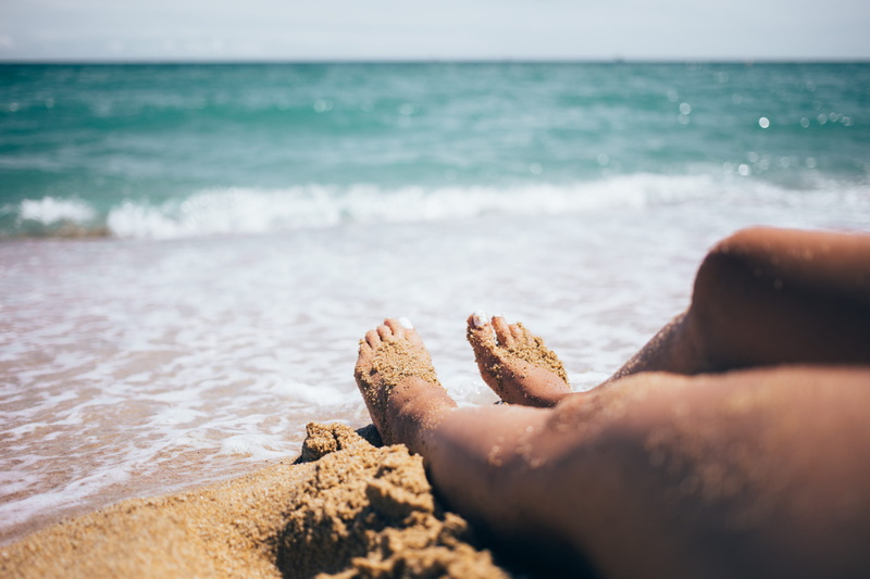 summer, Port, one person, relax, sandy, nature, dom, leisure activity, 2K, Waves, Young, Ocean, human leg, relaxation, joy, travel, lifestyles, nails