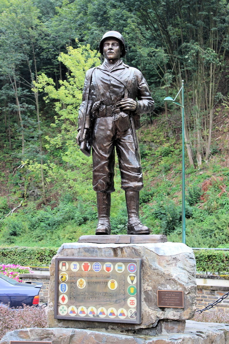 clothing, nature, front view, luxembourg, outdoors, armed forces, human representation, statue, male likeness, uniform, standing, commemoration, full length
