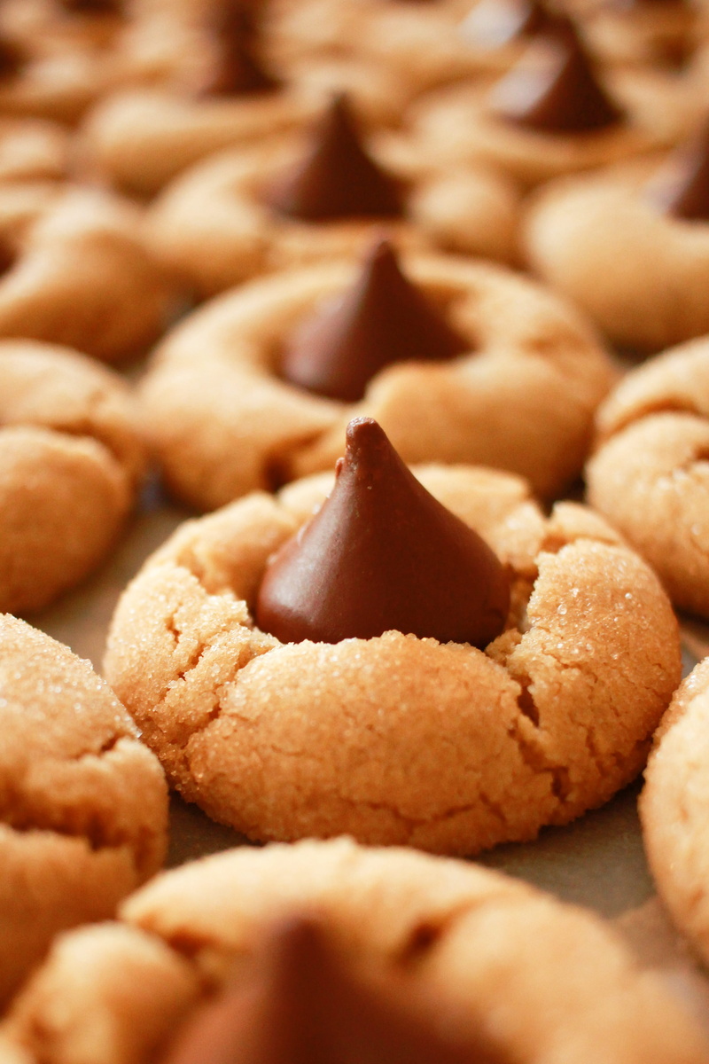 close-up, baking, thumbprint, s, human hand, food, temptation, sweet food, peaut, hand, baked, selective focus, dessert, sweet, butter, hershey, kisses