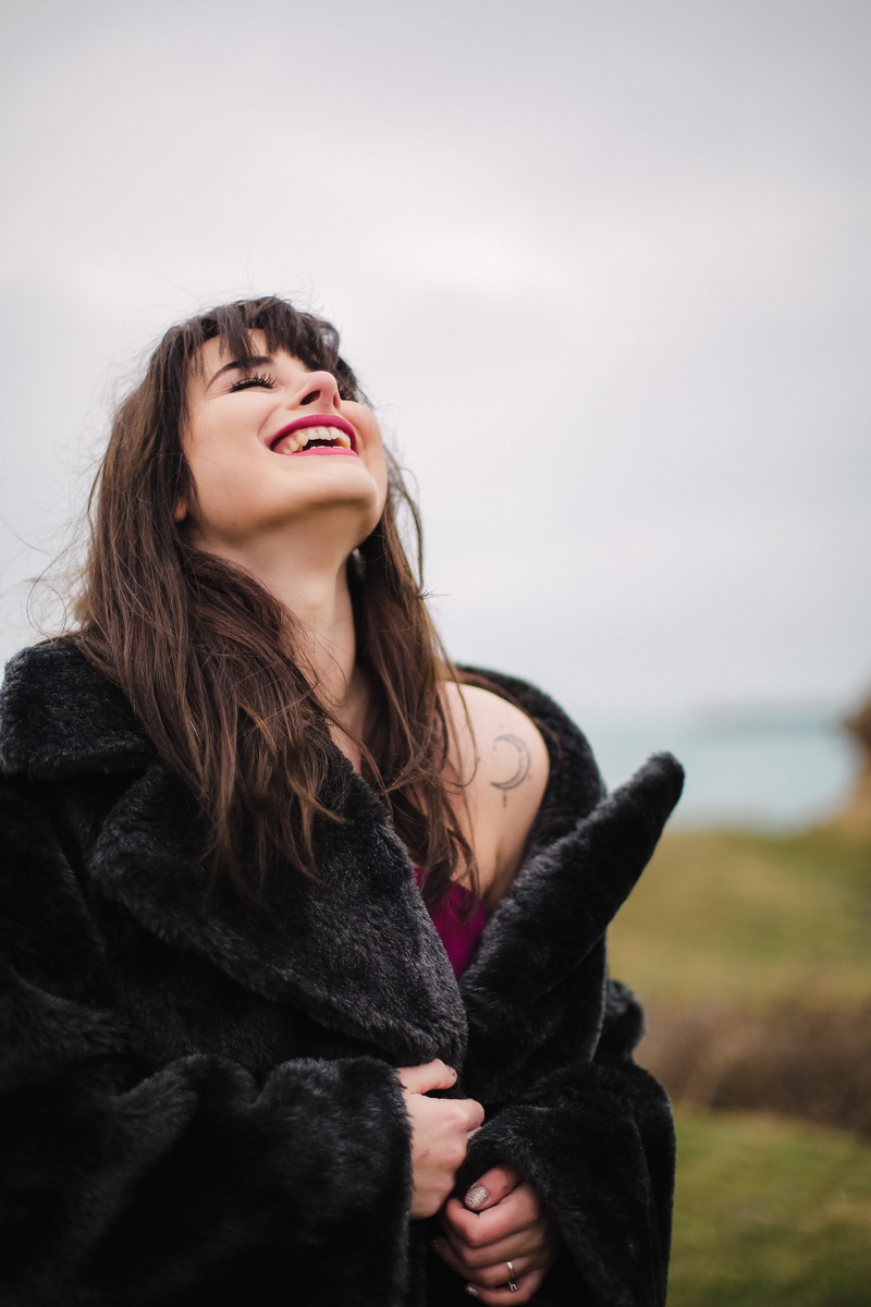 young women, contemplation, focus on foreground, beautiful woman, lifestyles, selective, photo, warm clothing, kurtaran, nature, hair, portrait, coat, smile