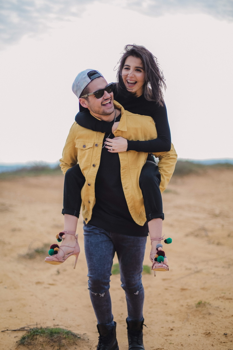 man, happiness, walking, l, couple - relationship, women, positive emotion, back, smiling, woman, 5K, young adult, lifestyles, sky, male, beach, nature