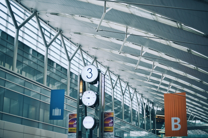city, rail transportation, architecture, building exterior, ceiling, public transportation, 2K, pattern, day, metal, haneda airport, transportation, mode of transportation