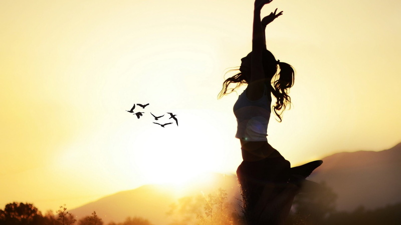 casual clothing, young adult, outdoors, adult, leisure activity, lens flare, jumping, silhouette, 1080P, sky, hairstyle, women outdoors, long hair, real people