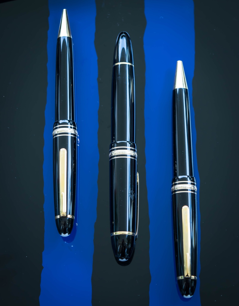 write, water, pen, blue background, close-up, coolie, colored background, still life, 4K, single object, side by side, mont, silver colored, studio shot
