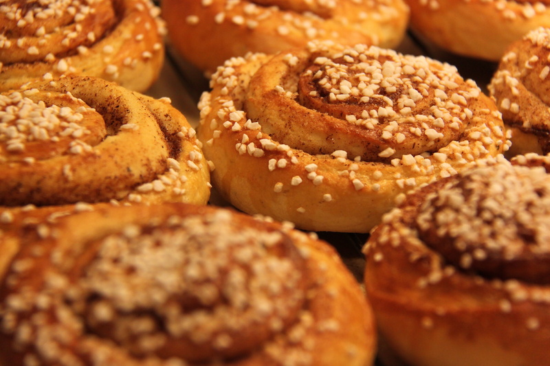 sweet food, 4K, close-up, dessert, photo, ready-to-eat, brown, pastry, wheat dough, food, baked, closeup, temptation, bun, nib sugar, kanelbulle, snack