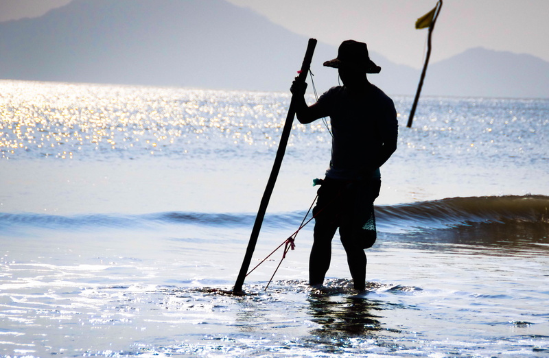 sea, nature, beauty in nature, lifestyles, standing, real people, holding, silhouette, body of water, fishermen, water, full length, fisherman, men, activity