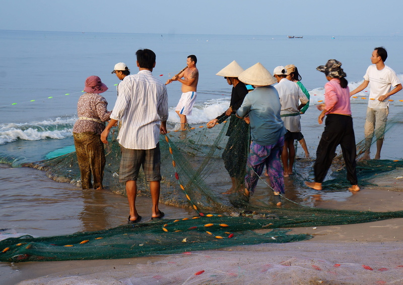 fisherman, the sea, medium group of people, the fishing village, lifestyles, standing, vietnam, people, real people, women, group, leisure activity, land
