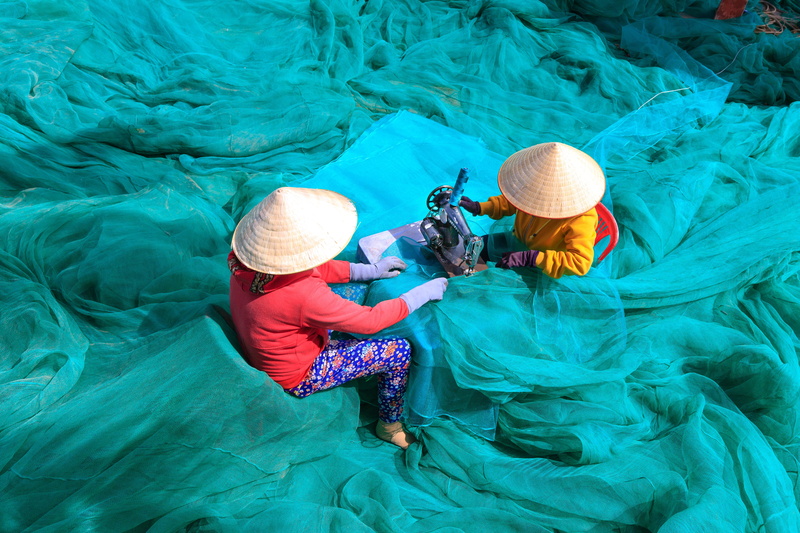 females, repair, structure, green, hat, natural, work, asia, fishing net, fish, farmer, childhood, machine, outdoors, turquoise colored, the boat, two people