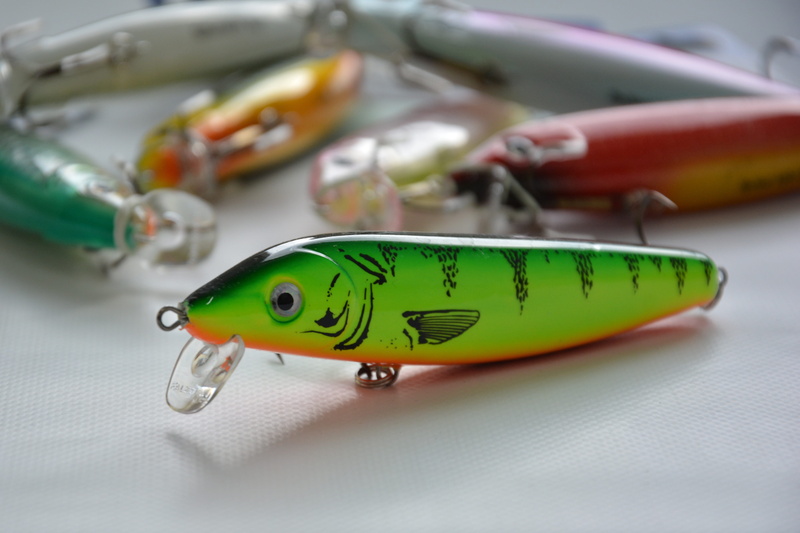 fishing lures, animal representation, representation, close-up, vertebrate, 5K, reptile, fishhook, spöket, fishing, one animal, table, toy, water, art and craft