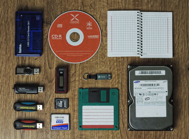wireless technology, communication, knolling, memory, no people, wood - material, table, organization, large group of objects, 2K, computer, indoors, portable information device