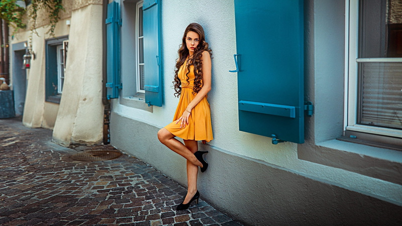 the wall, in yellow, Windows, look, 1080P, portrait, dress, the sidewalk, hairstyle, John Noe, house, is, brown hair, pose, street, Odeta, model, shoes