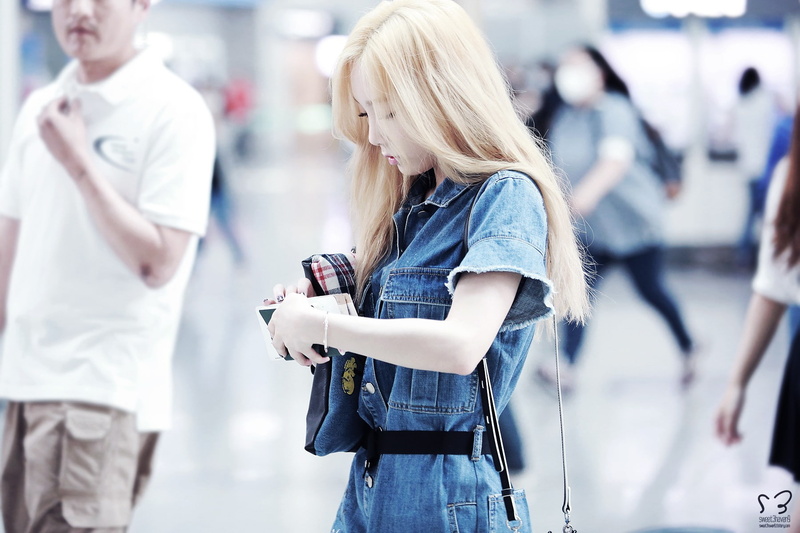 jeans, 720P, city, Asian, people, hair, blond hair, hairstyle, three quarter length, teenager, women, adult, technology, incidental people, portable information device