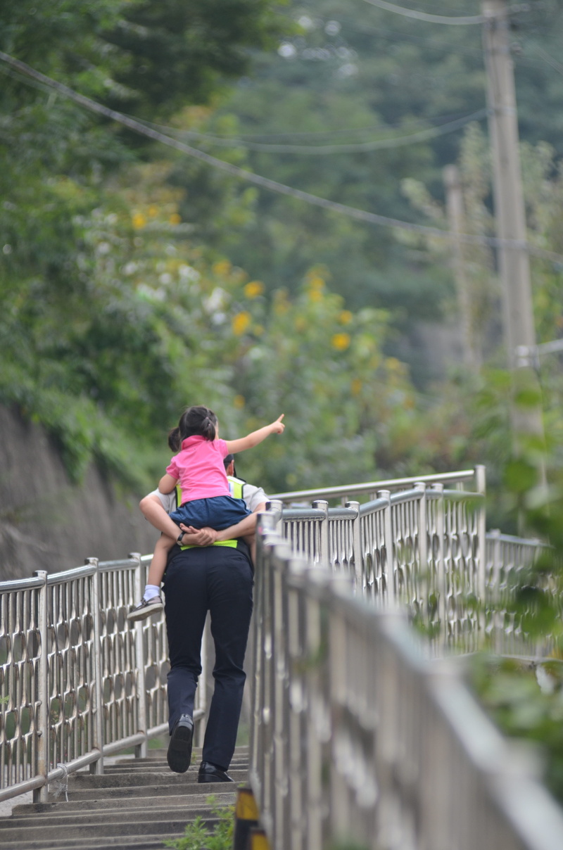 accompany, one person, nature, railing, real people, together, rear view, selective focus, lifestyles, leisure activity, women, day, 4K, bridge - man made structure