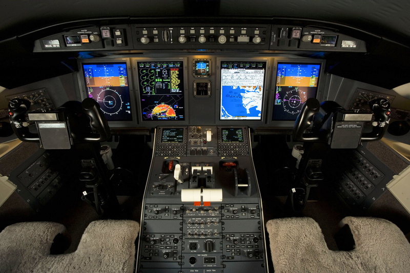 air vehicle, computer monitor, equipment, computer, Challenger 605, technology, airplane, BOMBARDIER, no people, Flight Deck, complexity, interior, vehicle interior