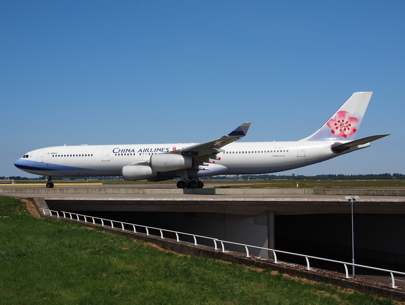 airplane, clear sky, leaving, air vehicle, aviation, aerospace industry, nature, no people, outdoors, airport, architecture, 2K, travel, sky, blue, transportation