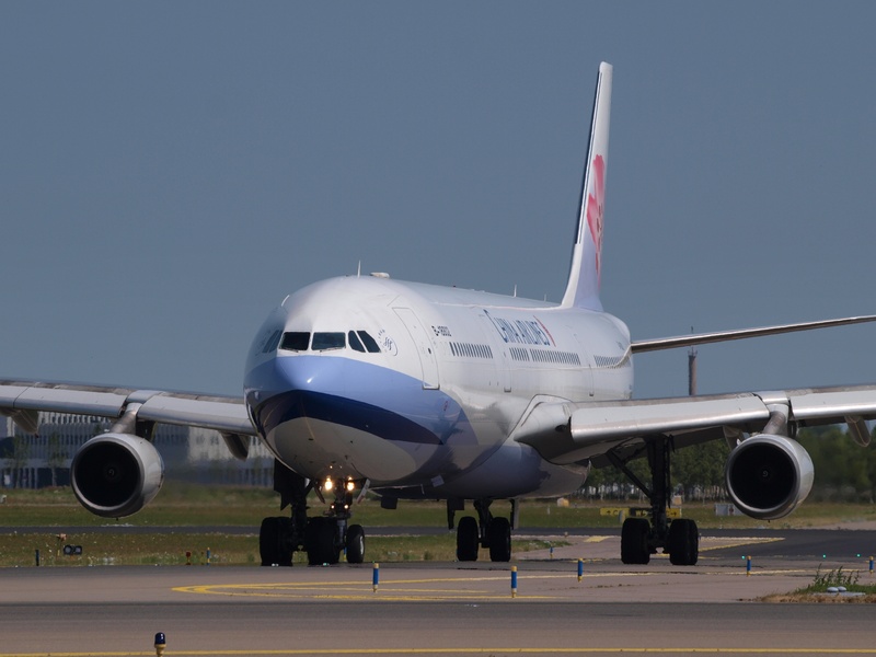clear sky, commercial airplane, stationary, airport, outdoors, on the move, travel, blue, taxiing, sky, aircraft, nature, mode of transportation, runway